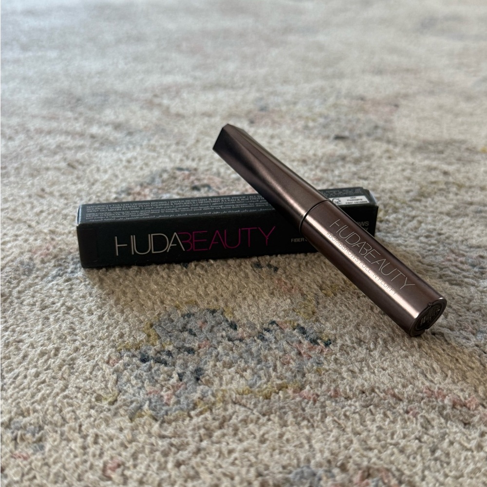Huda Beauty BOMBBROWS Full ’N Fluffy Fiber Brow Gel – 4.5ml – New in Box